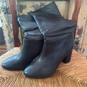 Boden knee high boots. In black.  Size 36.